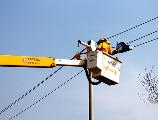 厲害啦！國網寧東供電公司用機器人給帶電導線穿新衣