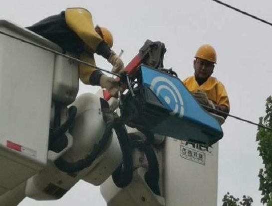 中牟縣供電公司首次進行智能機器人帶電絕緣涂覆工作
